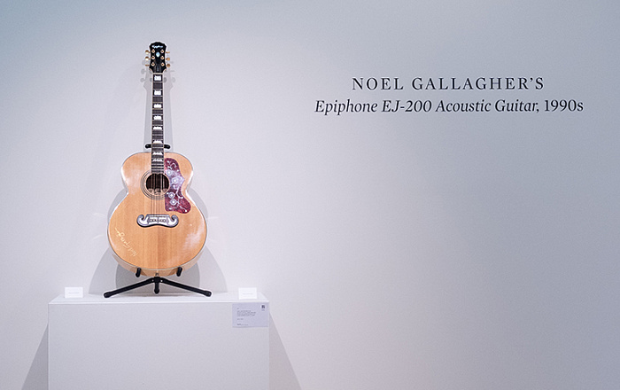 Гитару Ноэла Галлахера из Oasis продали на аукционе за $96 тысяч