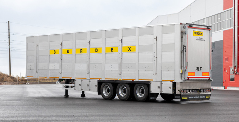 В Брянске начали выпуск полуприцепов для перевозки животных