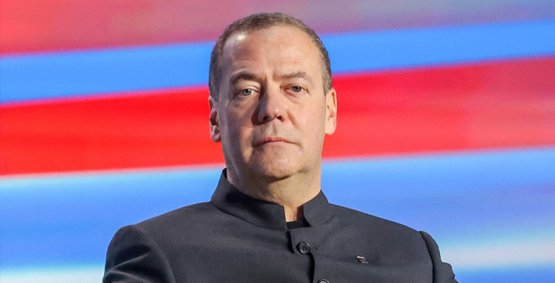 Дмитрий Медведев рекомендовал Дональду Трампу «поторопиться с Гренландией»