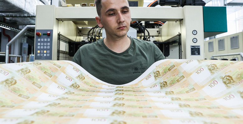 Деньги становятся виртуальными