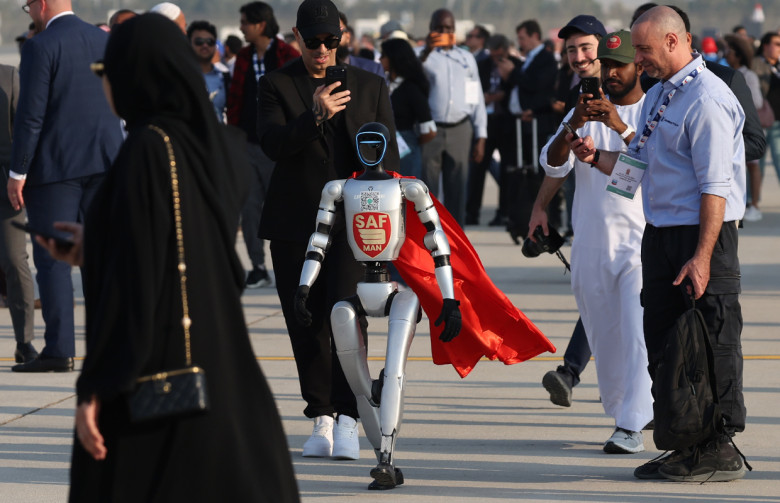 Люди и роботы — посетители Dubai Airshow 2025