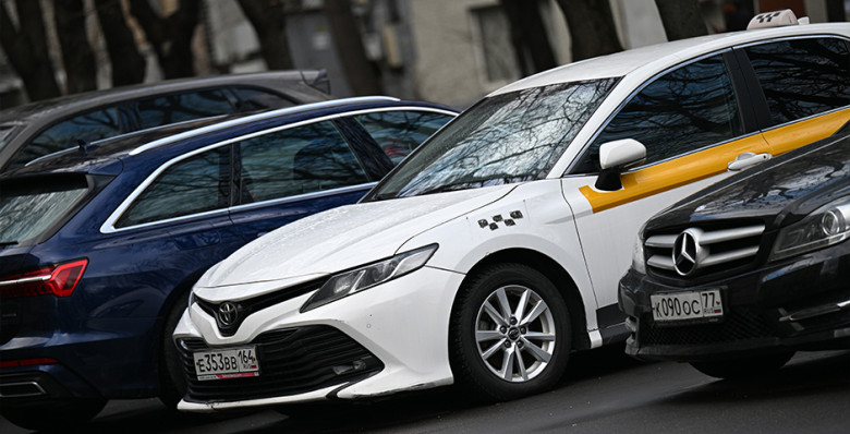 Поправки о работе самозанятых таксистов на иномарках прошли второе чтение