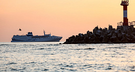 Паром с россиянами на борту вернется в Трабзон после трех дней ожидания захода в порт Сочи