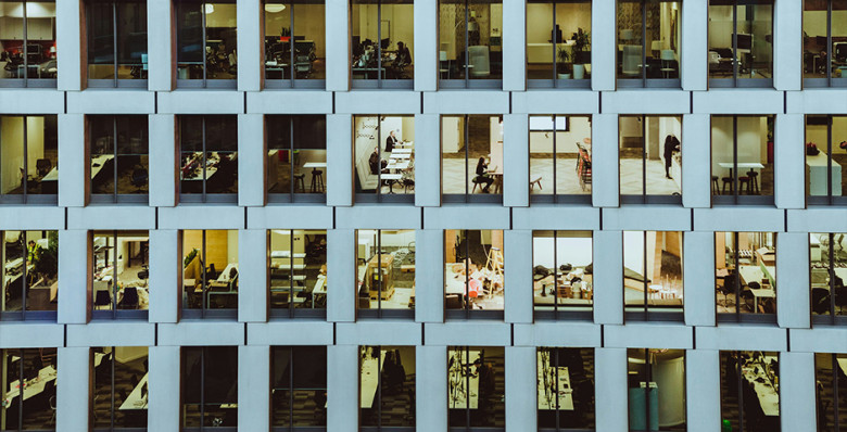 Опрос: в США люди тратят почти половину зарплаты в первые 48 часов после ее получения