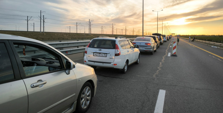 В очередях у Крымского моста скопились более 2,7 тыс. автомобилей