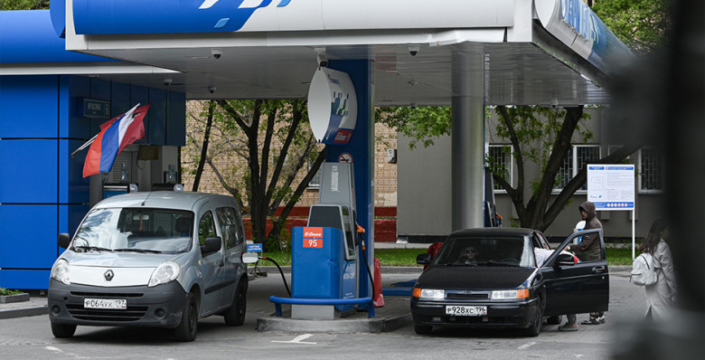 Бензин подешевел на российских АЗС впервые с весны 2024 года