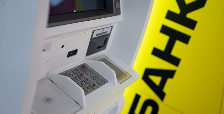 Число банкоматов в России упало до минимума за 16 лет