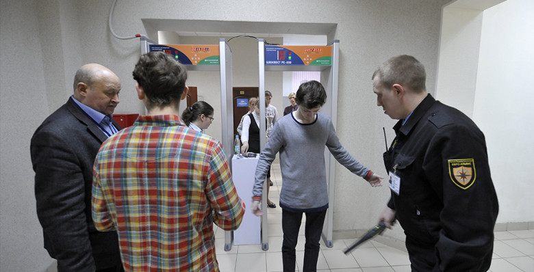 Рособрнадзор запретил досмотр школьников перед сдачей ЕГЭ