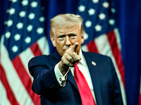 Дональд Трамп на год продлил санкции против России