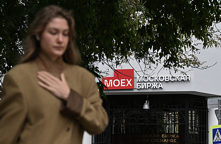 Акции падают, рубль стабилен