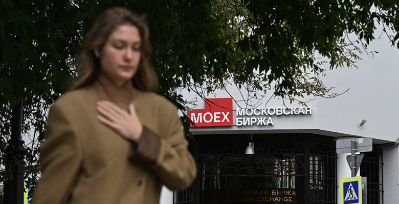 Акции падают, рубль стабилен
