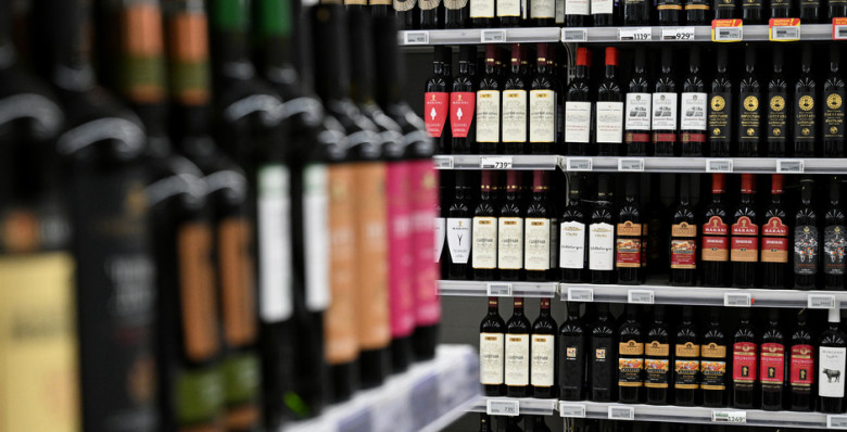 В Минздраве поддержали идею предупреждать о рисках смерти на бутылках с алкоголем