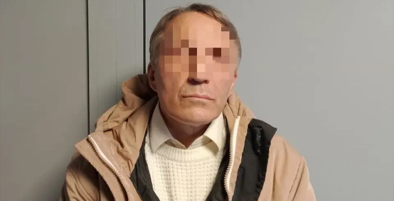 С севшего на трон в Эрмитаже посетителя взыскали почти 850 тыс. рублей