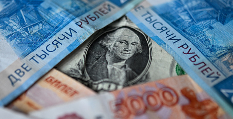 Опрошенные ЦБ аналитики улучшили прогноз по курсу рубля на ближайшие годы