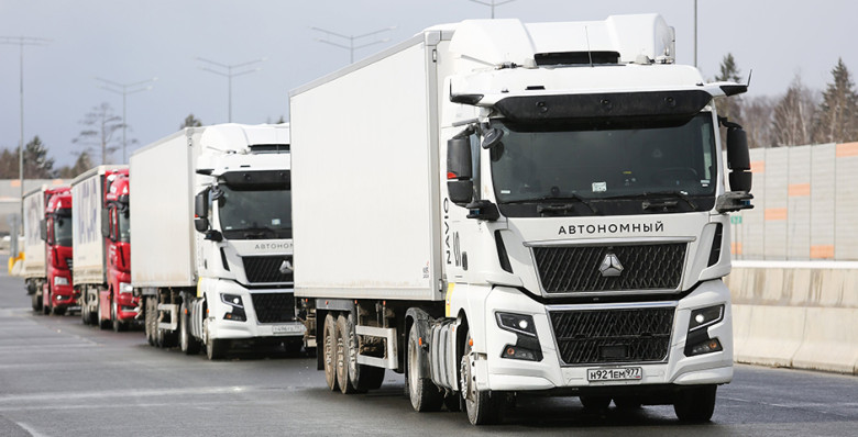 Кабмин разрешил движение беспилотных грузовиков без водителя в салоне