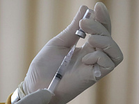 Михаил Мишустин заявил о планах включить вакцины от рака в ОМС