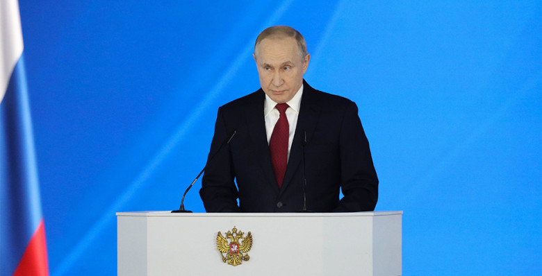 Владимир Путин призвал подумать о мерах поддержки отцовства