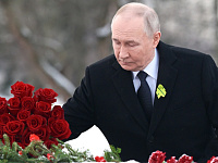 Владимир Путин возложил цветы к могиле погибшего в блокадном Ленинграде брата