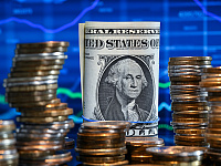 Внебиржевой курс доллара опустился ниже 75 рублей впервые с 2023 года