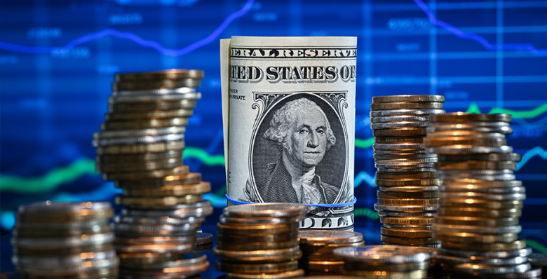 Внебиржевой курс доллара опустился ниже 75 рублей впервые с 2023 года