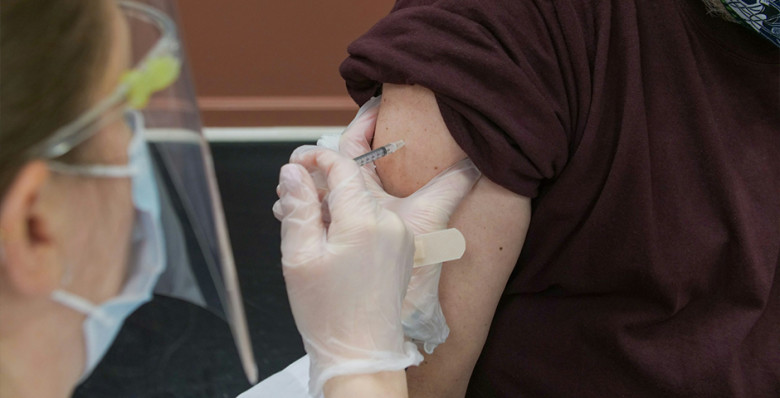 Ученые узнали о влиянии вакцины от COVID-19 на продолжительность жизни при раке