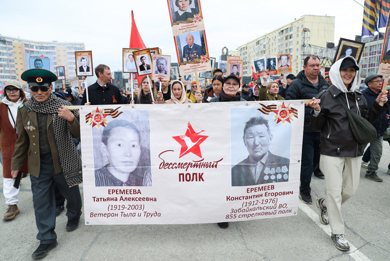 Участники акции памяти «Бессмертный полк» во время шествия в День Победы