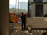 Зарплаты строителей в России за год выросли на 40%