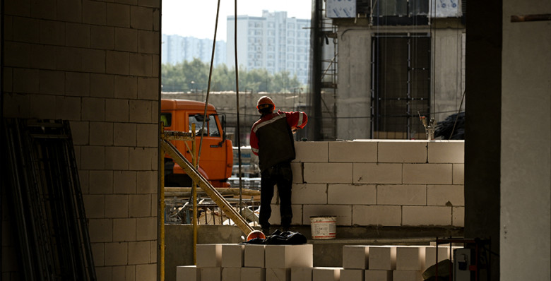 Зарплаты строителей в России за год выросли на 40%
