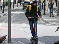 Владимир Путин пообещал отрегулировать движение электросамокатов на тротуарах