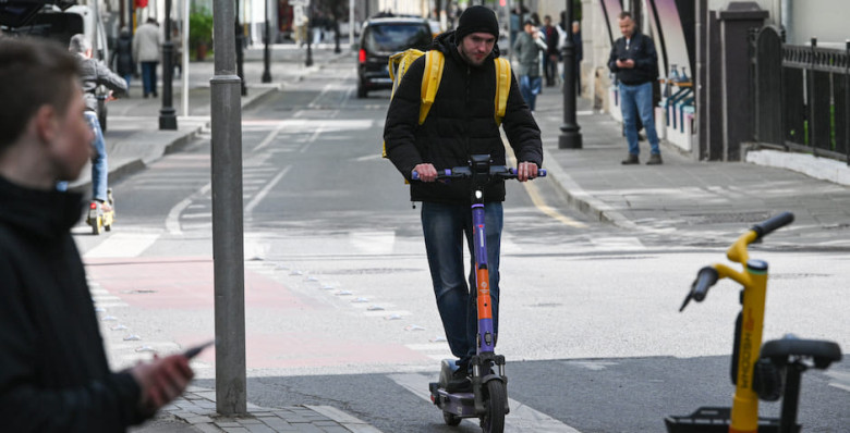 Владимир Путин пообещал отрегулировать движение электросамокатов на тротуарах