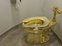 NYT: миллиардер Стив Коэн выставил на торги золотой унитаз за $10 млн