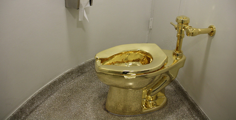 NYT: миллиардер Стив Коэн выставил на торги золотой унитаз за $10 млн