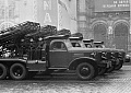 Советская боевая машина реактивной артиллерии БМ-13-16 на шасси ЗИС-151 во время первомайского военного парада на Красной площади