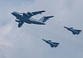 Самолет-заправщик YY-20A над площадью Тяньаньмэнь.