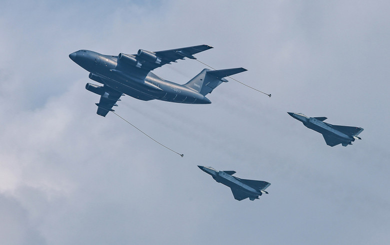 Самолет-заправщик YY-20A над площадью Тяньаньмэнь.