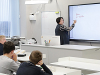 Владимир Путин поручил снизить бумажную нагрузку на учителей и врачей