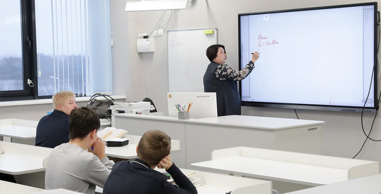 Владимир Путин поручил снизить бумажную нагрузку на учителей и врачей