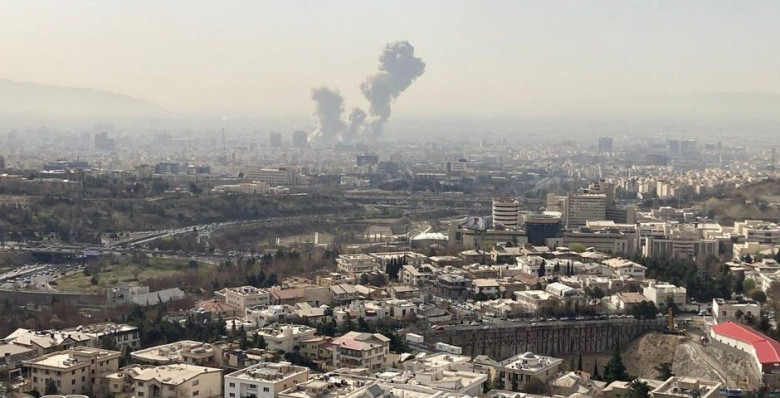 Иран ударил по военным объектам США в ответ на атаки