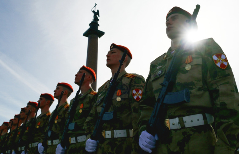 Военнослужащие парадных расчетов перед началом военного парада на Дворцовой площади в Санкт-Петербурге, посвященного 81-й годовщине Победы в Великой Отечественной войне