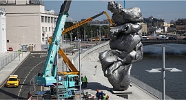 В центре Москвы демонтируют скульптуру «Большая глина № 4» Урса Фишера