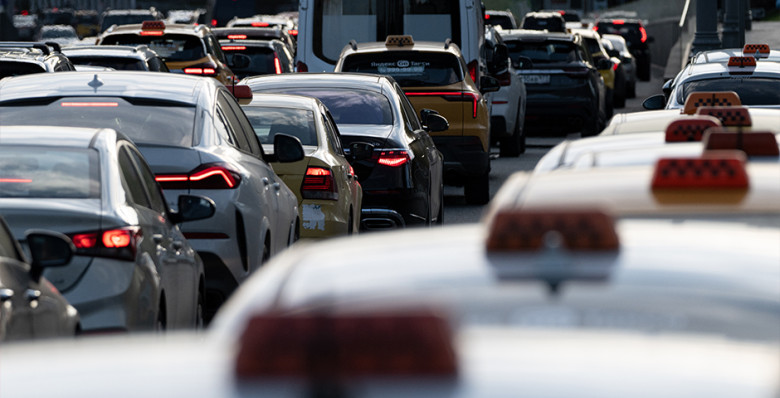 Доходы таксистов в России за год выросли на 53%