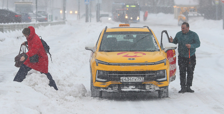 «Коммерсантъ»: таксопарки попросили послаблений при локализации авто