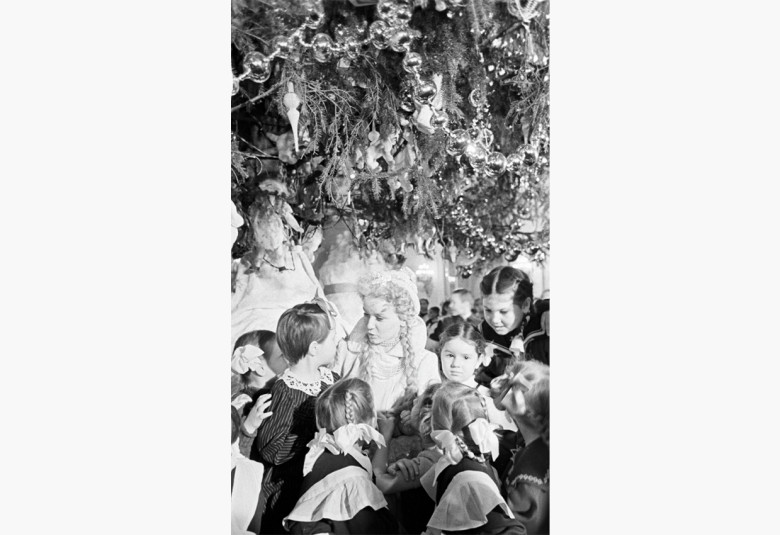 Снегурочка в окружении юных зрителей на новогодней елке в Кремле. 02.01.1954 г.