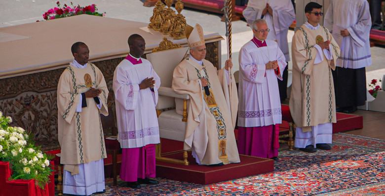 Ватикан запретил католикам полигамные и полиаморные отношения