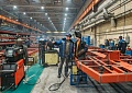У вагона метро большие размеры. Поэтому сварку разных частей проводят на разных участках, а потом все собирают в единую конструкцию.