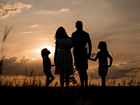 SuperJob: мужчины в России считают матерей большим авторитетом, чем жен