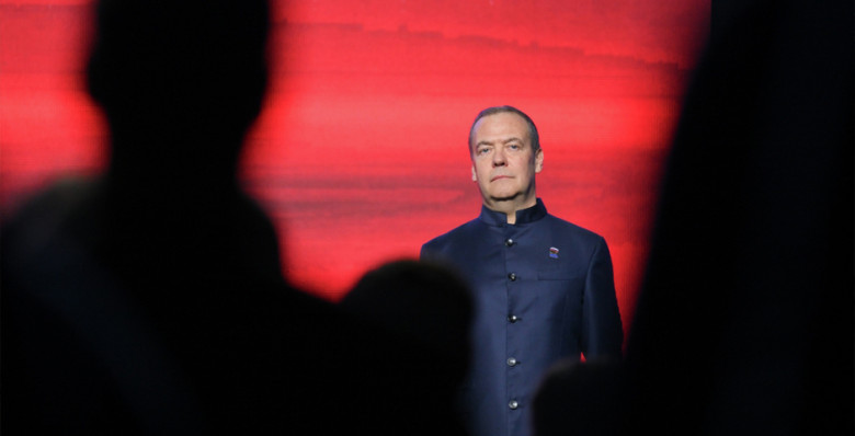 Дмитрий Медведев допустил ответ спецоружием на атаку резиденции президента