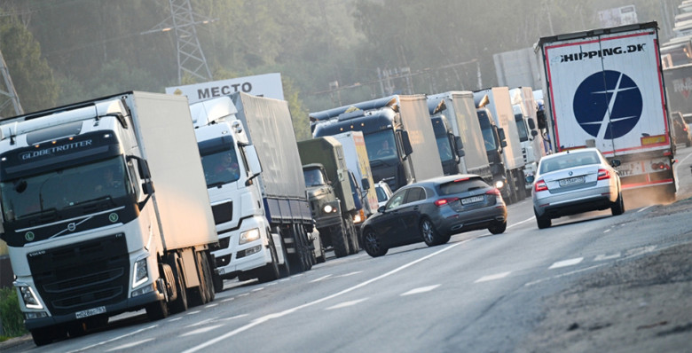 Владимир Путин объяснил причину пробок из фур на границе с Казахстаном