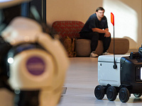 В больницах Москвы появились роботы-курьеры