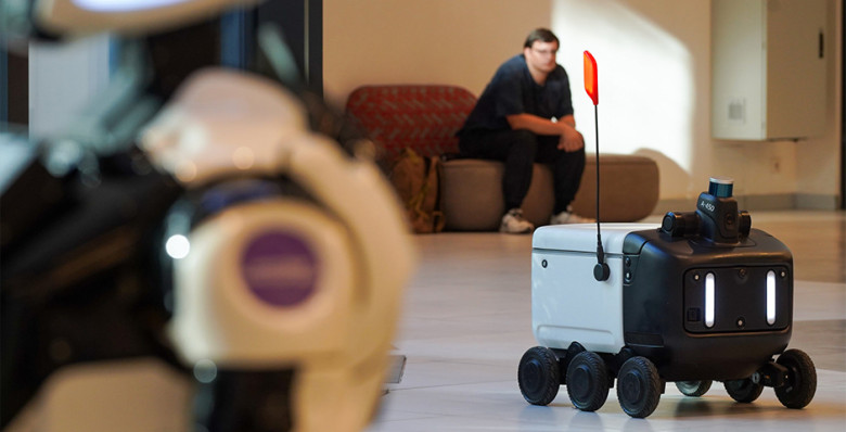 В больницах Москвы появились роботы-курьеры